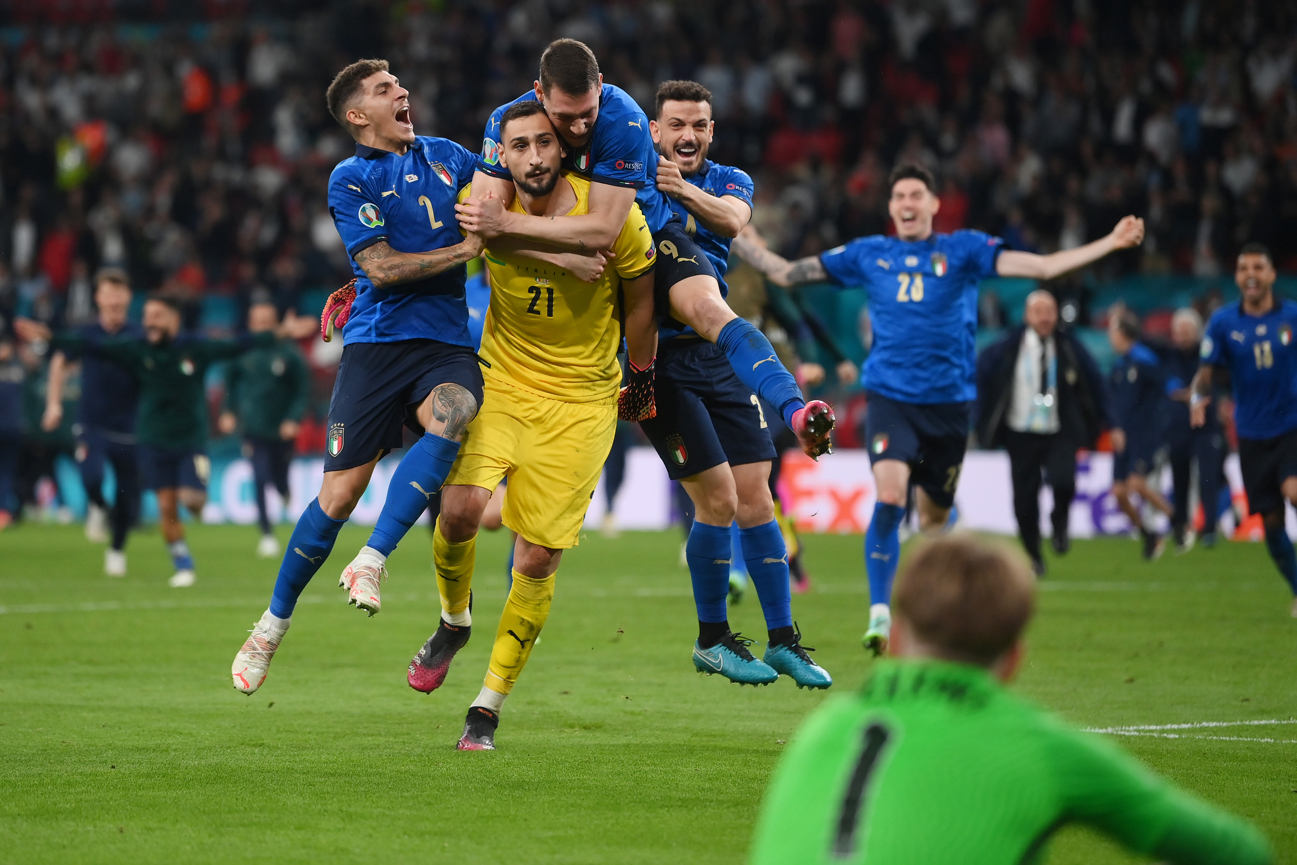 Donnarumma comemorando defesa de pênalti pela Itália na EURO.